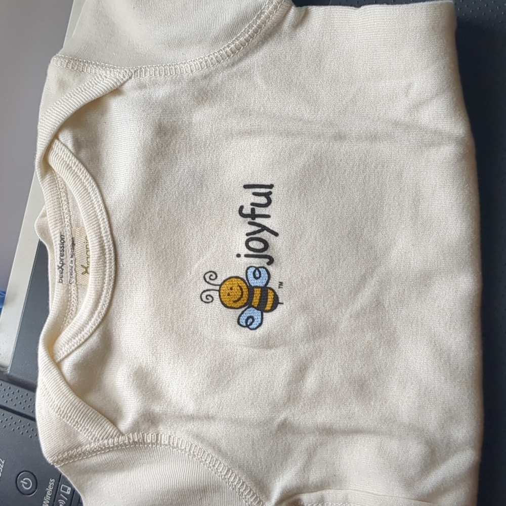 🐝beeXpression Organic Bee Onesie - Picture 1 of 9